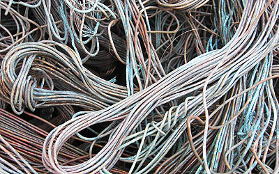 青色の錆が多い銅